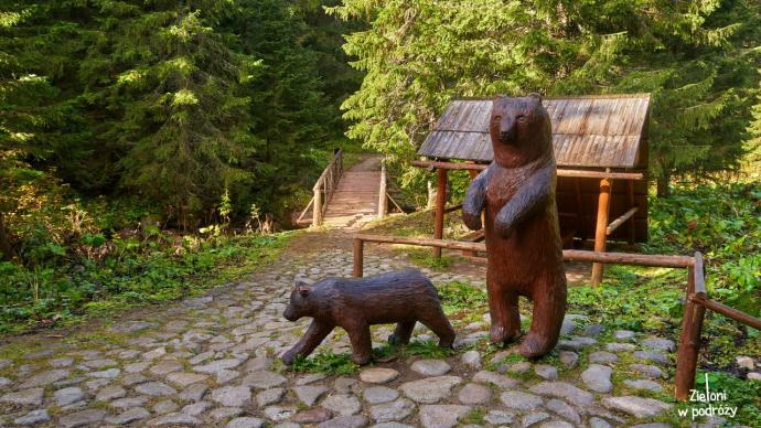 Wreszcie mamy zdjęcie niedźwiedzi. Co prawda drewnianych, ale zawsze coś