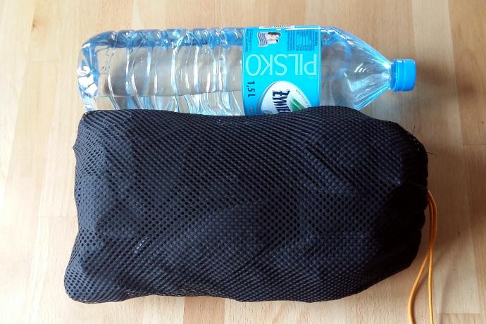 Porównanie kurtki Marmota z półtoralitrową butelką wody