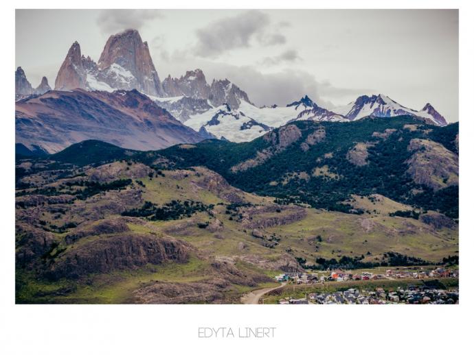 Widok na El Chalten z punktu widokowego Mirador de Los Condores, w tle Fitz Roy