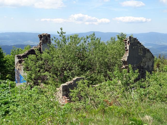 Ruiny dawnego schroniska czechosłowackiego, pod szczytem Pooniny Równej