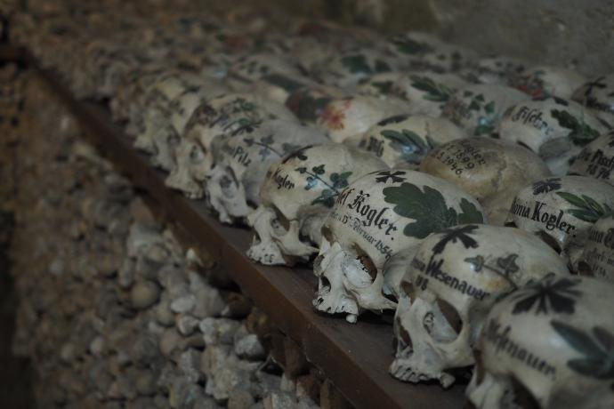 W kostnicy cmentarnej znajduje się obecnie 1200 czaszek, 610 pomalowanych