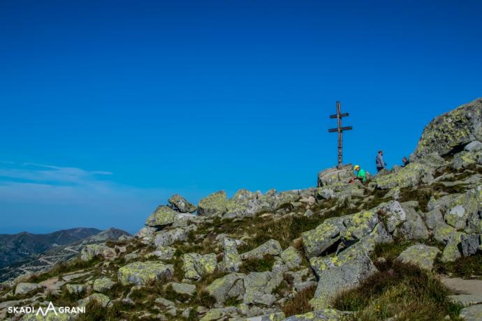 To nie wina obiektywu. Krzyż jest naprawdę krzywy.