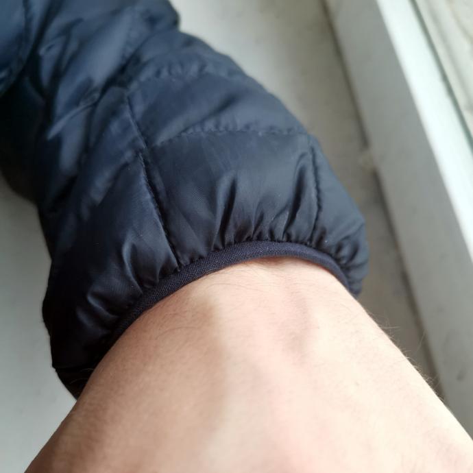 Rękawy są na gumkę, bez regulacji, ale takie rozwiązanie lepiej trzyma ciepło.