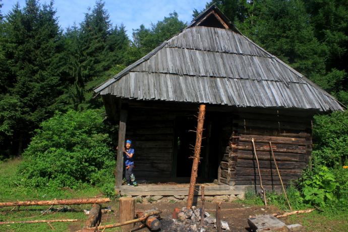 Na całej trasie Marmaroszy i Czarnohory można napotkać liczne schrony turystyczne. Ich stan techniczny pozostawia wiele do życzenia. Ten był w miarę dobry ponieważ posiadał cały dach!