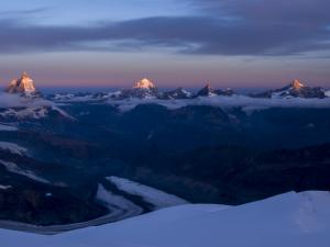 Pierwsze promienie słońca muskają szczyty okolicznych czterotysięczników.