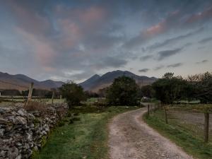 Na szczyt nie prowadzi żaden oznakowany szlak. Trasa wejścia w znacznej części jest łatwo dostępna.