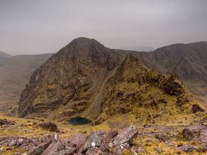 Widok z drugiego co do wysokości szczytu Irlandii - Binn Chaorach (1010 m).